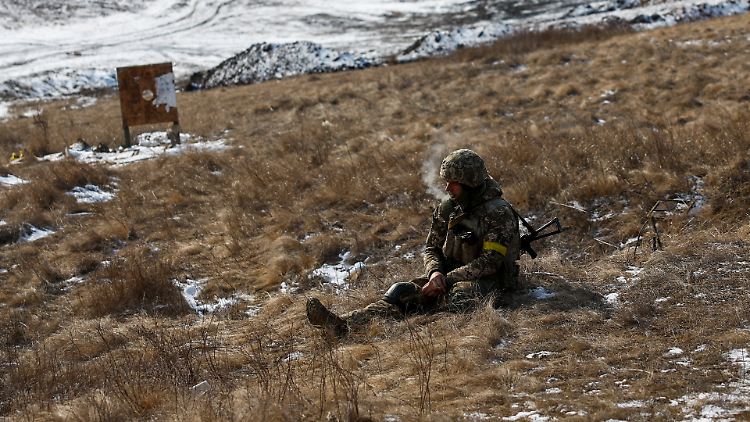 Ukrainischer Soldat während eines Trainings auf einem Übungsplatz in der Region Dnipropetrowsk.