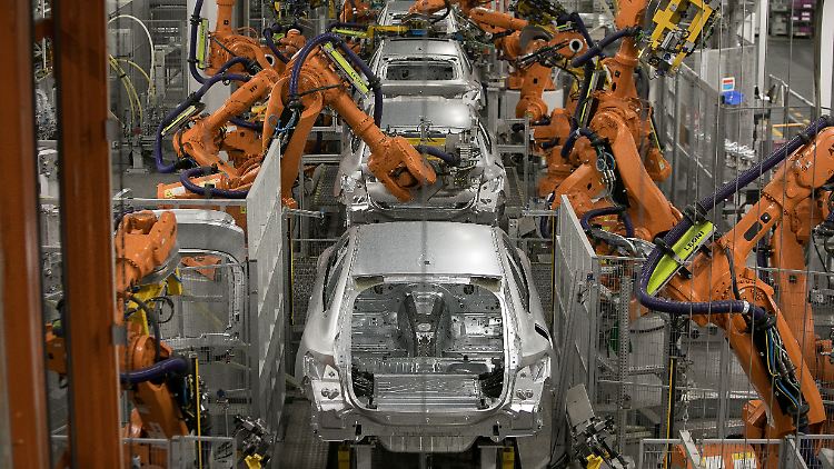 "Die Direktinvestitionen deutscher Autohersteller in den USA werden steigen", sagt Dudenhöffer.