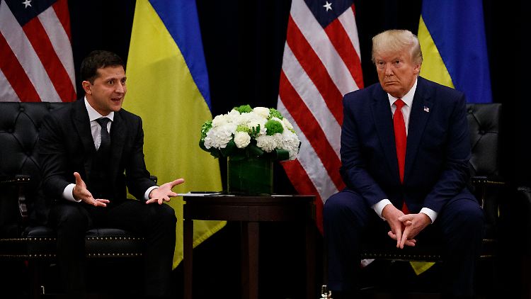 Selenskyj und Trump trafen sich am Rande der UN-Generalversammlung in New York am 25. September 2019. Die erste Einladung ins Weiße Haus erhielt der ukrainische Präsident erst im Dezember 2022, zehn Monate nach Beginn des russischen Überfalls. Der Präsident hieß jetzt Joe Biden.