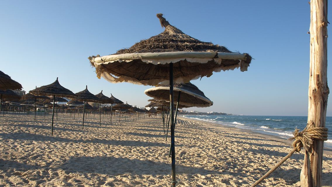 Leerer Strand in der Nähe der tunesischen Stadt Sousse.