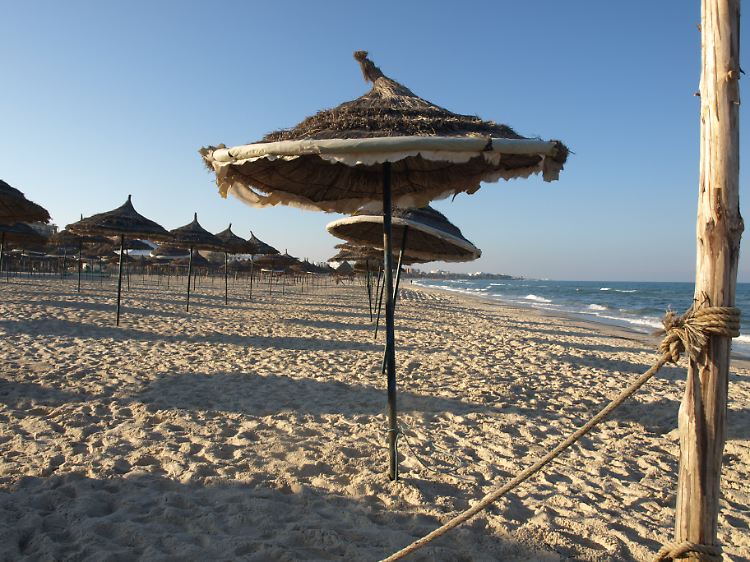 Ein leerer Strand am 16. Januar 2011 im Urlaubsort Sousse: Nach den Unruhen in Tunesien hatten fast alle westlichen Touristen das Land verlassen, nur ein Teil davon ist zurückgekehrt.