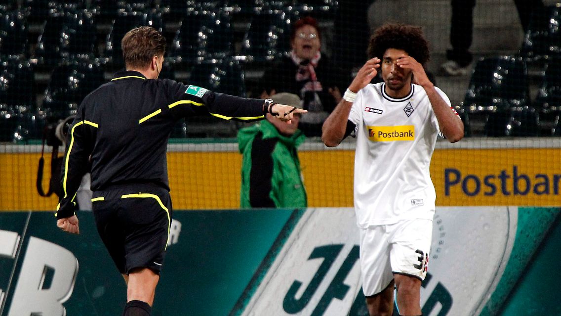 Dantes Inferno in der Bundesliga: Erst erkannte Schiedsrichter Thorsten Kinhöfer das Tor des Gladbachers zum 3:2 nicht an, dann entschied er auf Elfmeter gegen Dante und stellte ihn vom Platz.