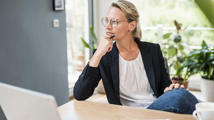 Frauen haben es in Sachen Altersvorsorge oft schwerer als Männer. Mit einem guten Plan können sie ihre Finanzen trotzdem auf solide Füße stellen.