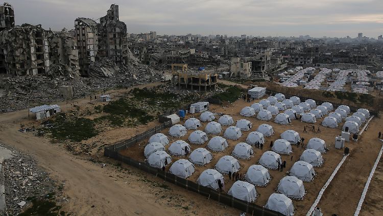 Einem israelischen Medienbericht zufolge würden die geplanten Maßnahmen Israels vor allem die notleidende Zivilbevölkerung im Gazastreifen treffen.