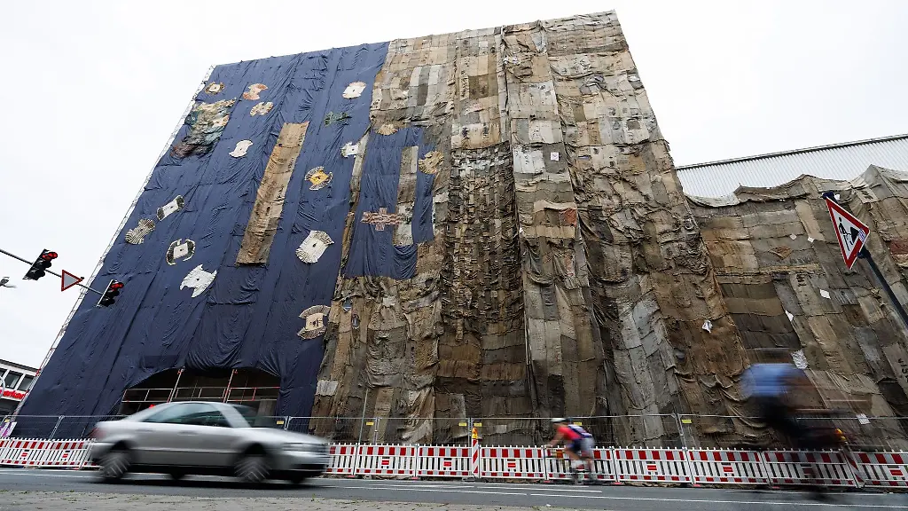 Gebrauchte-Jutesaecke-verhuellen-die-Fassade-vom-ehemaligen-Galeria-Kaufhof-Kaufhaus