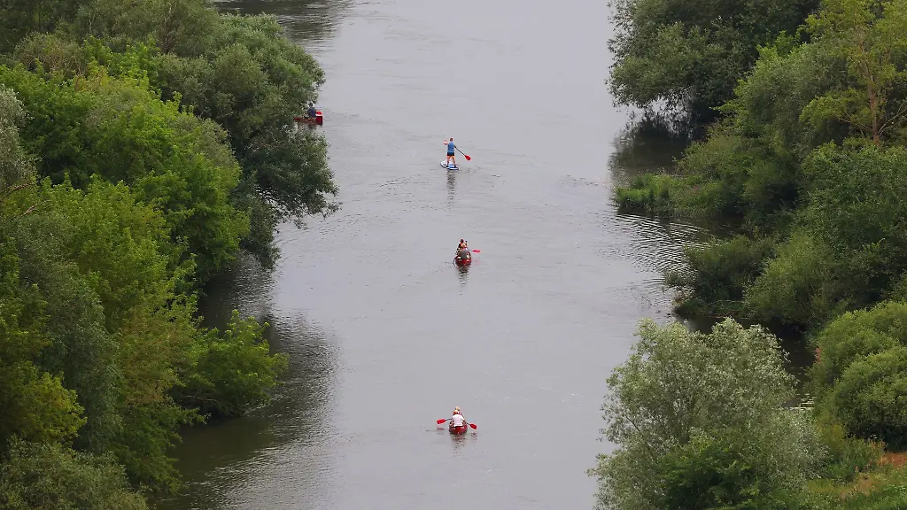 Kanufahrer-und-ein-Stand-up-Paddler-fahren-flussabwaerts