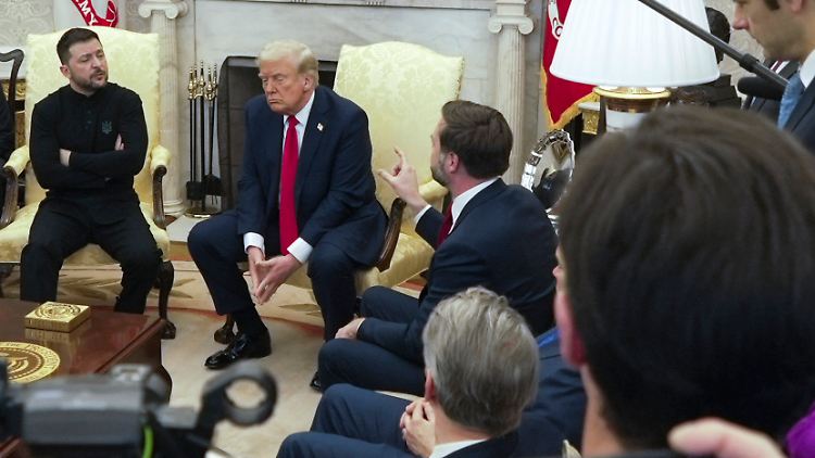 Vance warf Selenskyj am Freitag im Oval Office vor, Wehrpflichtige an die Front zu "zwingen". Selenskyj hätte antworten können, dass die Verluste der Ukraine auch deshalb so hoch sind, weil sein Land nicht ausreichend bewaffnet ist.