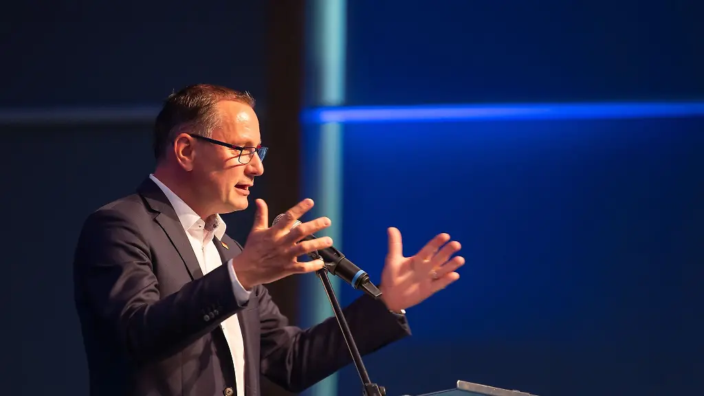 Tino-Chrupalla-Vorsitzender-der-AfD-Bundestagsfraktion-spricht-bei-einer-Veranstaltung