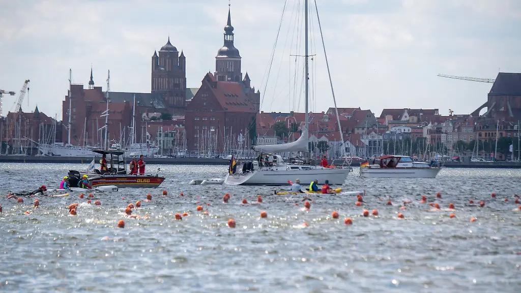 Beim-57-Internationalen-Sundschwimmen-schwimmen-rund-1000-Teilnehmer-durch-den-Strelasund
