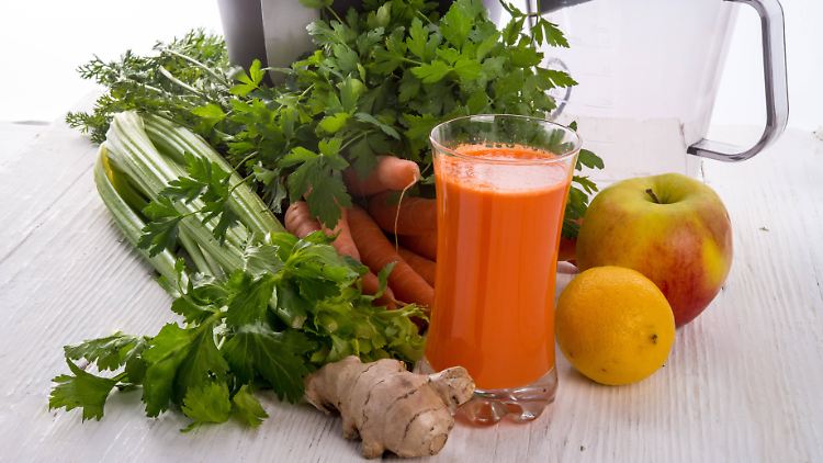 Saft aus frischem Gemüse: Statt zum Entsafter sollte man lieber auf einen Mixer zurückgreifen.