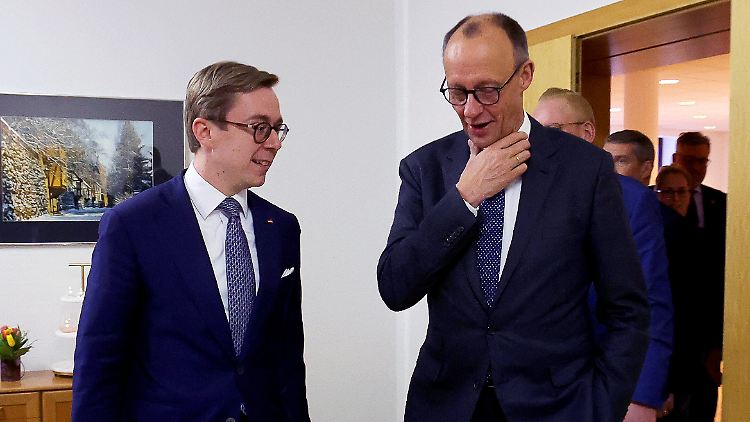 Der Senior hat Termine, der Junior übernimmt: Philipp Amthor (l.) spricht für Friedrich Merz in Apolda.