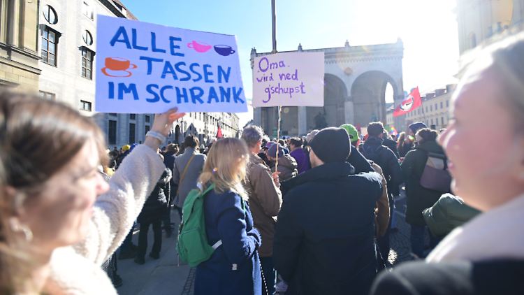 Die Anfrage der Unionsfraktion hat Organisationen wie Omas gegen Rechts eher dazu ermuntert, weiter zu demonstrieren - mit trotzigem Bezug auf Merz' Aussage, künftig nur noch Politik für Menschen zu machen, die "alle Tassen im Schrank haben" und nicht "für irgendwelche grünen und linken Spinner auf dieser Welt".