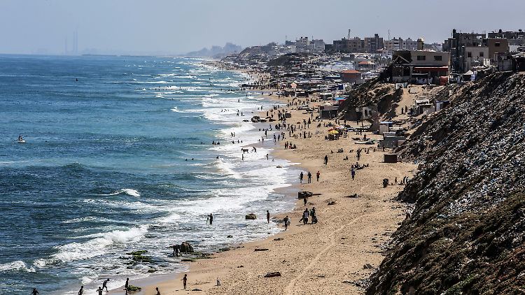 Während der Aufräumarbeiten sind Übergangsunterkünfte vorgesehen. Der Plan umfasst zudem einen Hafen und einen Flughafen sowie ein Technologiezentrum und Hotels am Strand. 