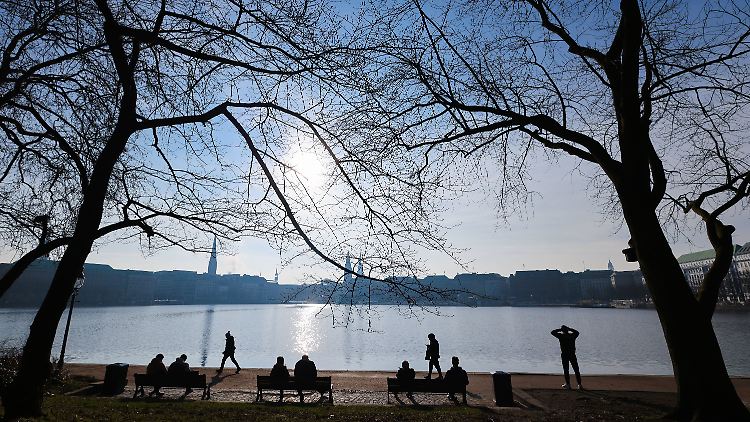 An der Binnenalster wagen sich die Hamburger langsam wieder nach draußen.