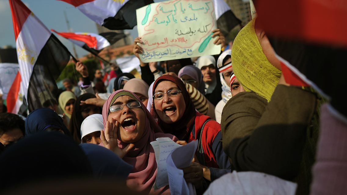 Stark religöse Frauen demonstrieren auf dem Tahrir-Platz in Kairo in einer seperaten Gruppe, um nicht mit Männern in Kontakt zu kommen.