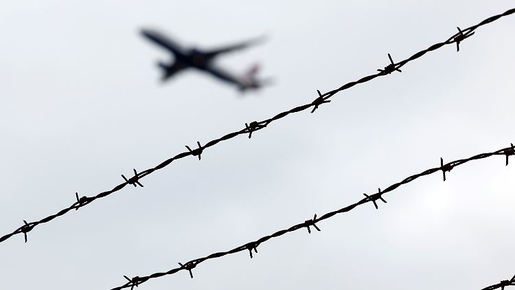 Viele Landkreise und Städte wiesen in der Umfrage tatsächlich darauf hin, dass die Abschiebung auch einzelner Menschen in vielen Fällen sehr kompliziert sei.