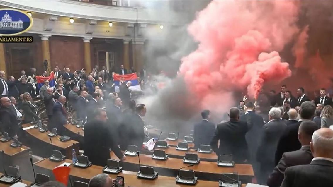SerbienRauchbomben.JPG