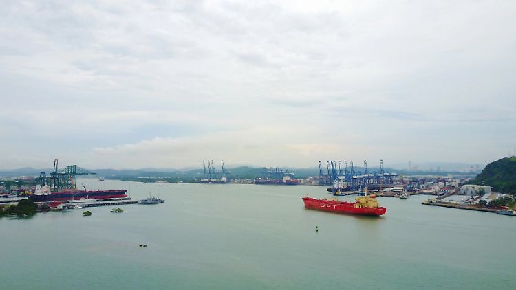 Blick auf den Hafen Balboa am Panamakanal.