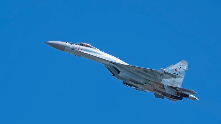 Ein Kampfjet vom Typ SU-35 im Flug. 