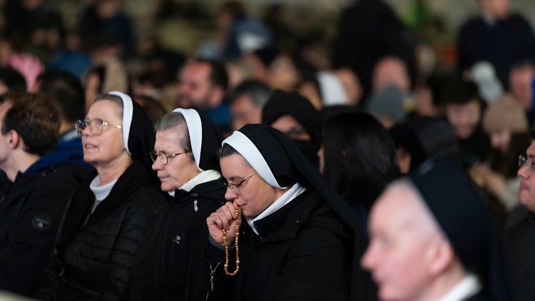 Tausende Anhänger bangen um Papst Franziskus.