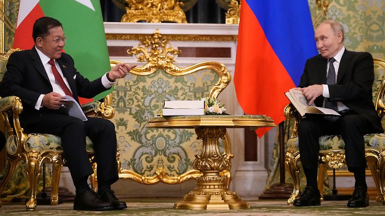 Hlaing bei seinem Treffen mit Putin.