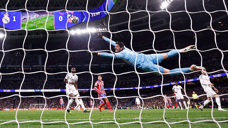 Thibaut Courtois streckt sich hier vergeblich, aber Real schlug zurück.