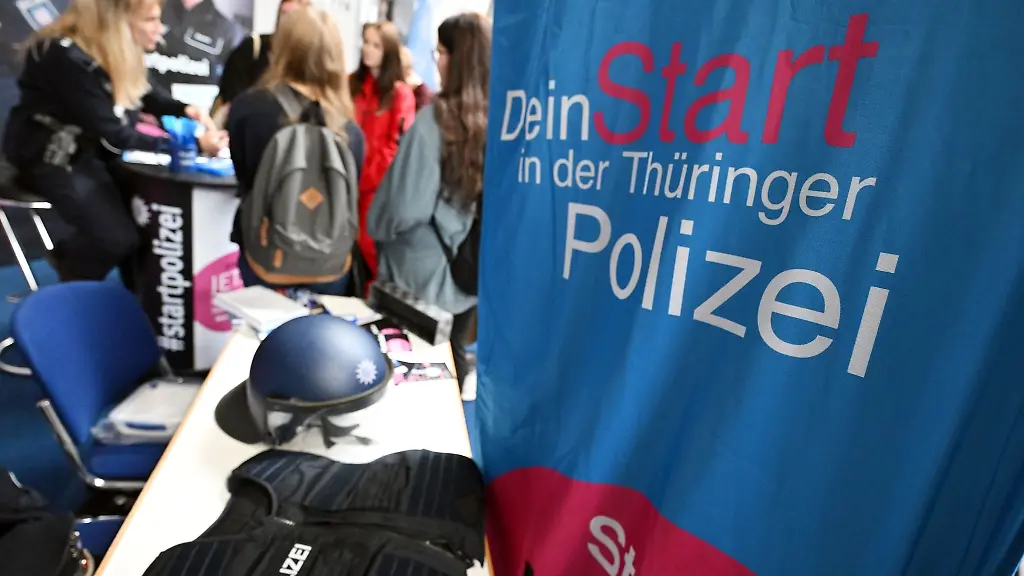Dein-Start-in-der-Thueringer-Polizei-steht-auf-dem-Banner-an-einem-Stand-auf-der-Ausbildungsmesse-Forum-Berufsstart-in-der-Messe-Erfurt