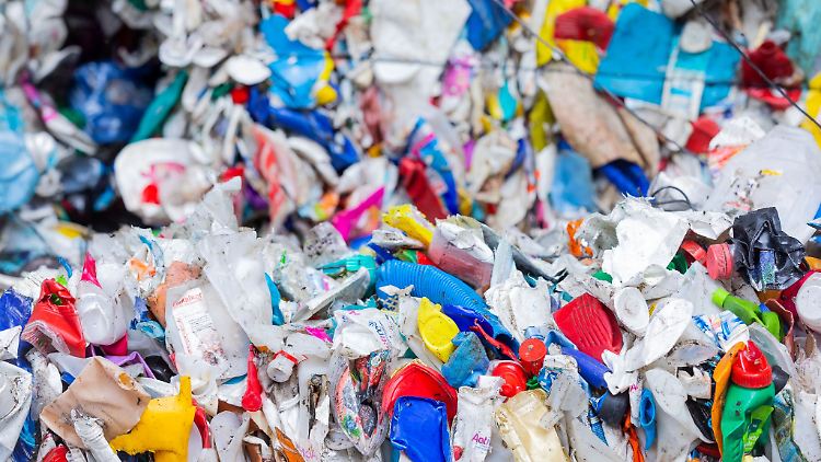 Plastik landet nicht nur auf dem Müll, sondern auch im Körper. Doch die Aufnahme kann man durch bestimmte Maßnahmen zumindest senken.