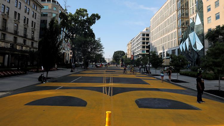 Der "Black Lives Matter"-Schriftzug und am Ende der Straße: das Weiße Haus.  