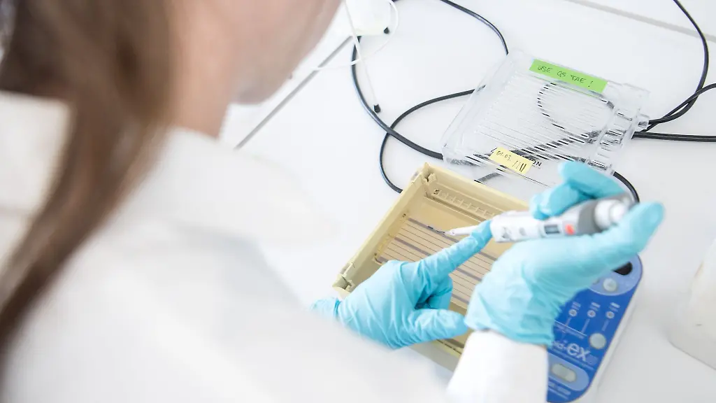 Krebserkrankungen-werden-von-einer-Aerztin-untersucht