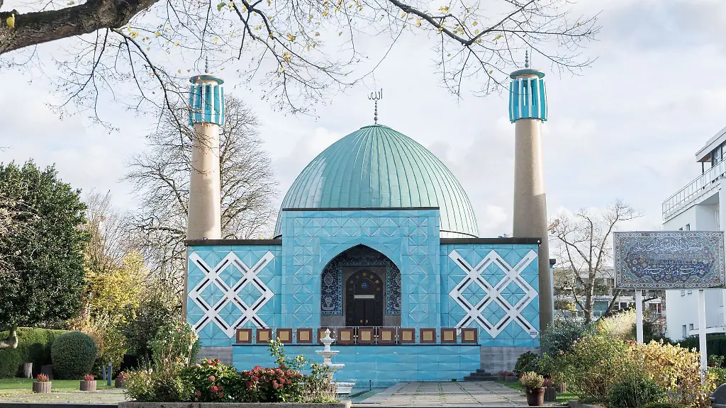 Das-Islamische-Zentrum-Hamburg-IZH-der-Imam-Ali-Moschee-auch-Blaue-Moschee-genannt-an-der-Aussenalster