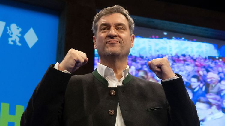 Natürlich nur verbal teilt Söder kräftig aus. 