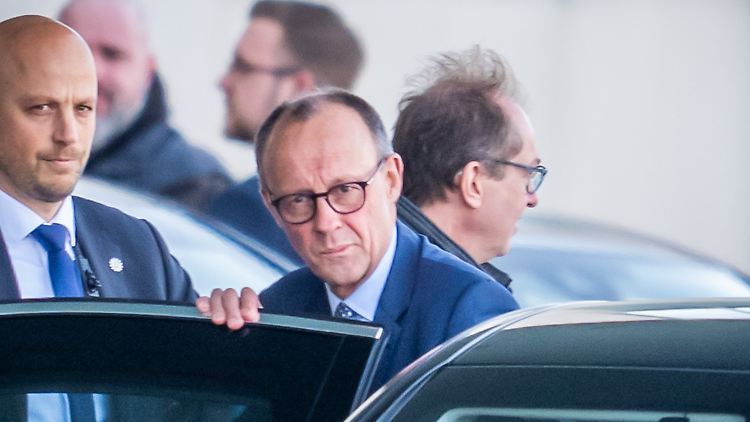 Am Mittwoch trafen Friedrich Merz, Alexander Dobrindt (r.) und die SPD-Spitze sich mit Bundeskanzler Olaf Scholz, um ihn über den Stand der Sondierungen zu informieren. Scholz dürfte gelegentlich gedacht haben: Ich hab's euch doch gesagt.