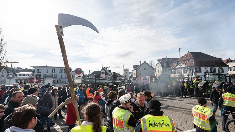 Zahlreiche Menschen versammelten sich beim politischen Aschermittwoch 2024, um gegen die Grünen zu protestieren. 