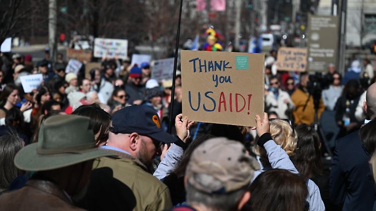 In den USA sind einige Menschen für den Erhalt von USAID auf die Straße gegangen.