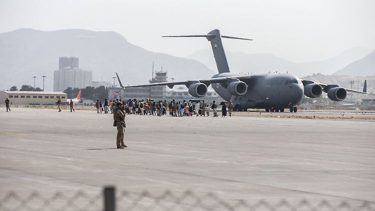 Inmitten des Abzugs der US-Truppen sprengte sich ein Selbstmordattentäter am Flughafen in die Luft. 