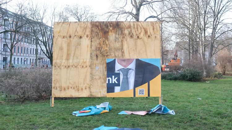 Zerstörte Wahlplakte, aber auch die Bedrohnung und Verletzung von Politikern gehen in den BKA-Lagebericht ein. 