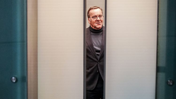 Verteidungsminister Pistorius auf dem Weg zu den Sondierungsgesprächen mit der Union.