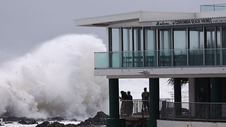 "Ich glaube nicht, dass ich hier jemals einen so großen "Swell" gesehen habe", sagt ein Surfer zu den aktuellen Bedingungen. 
