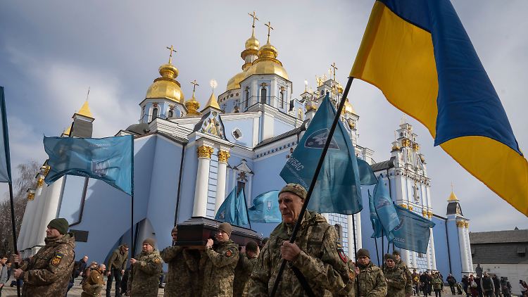 Ukrainische Soldaten tragen in Kiew einen getöteten Kameraden zu Grabe. Ausländische Geheimdiensinformationen sind für Kiew essentiell bei der Abwehr der russischen Angriffe.