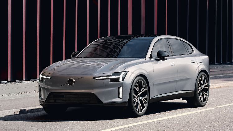 Volvo stellt seine elektrische Flaggschiff-Limousine ES90 vor.