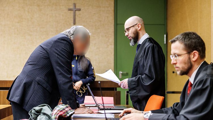 Der Angeklagte bespricht sich mit seinen Anwälten Deniz Aydin (M). und Mathias Grasel in einem Saal des Landgerichts München. 
