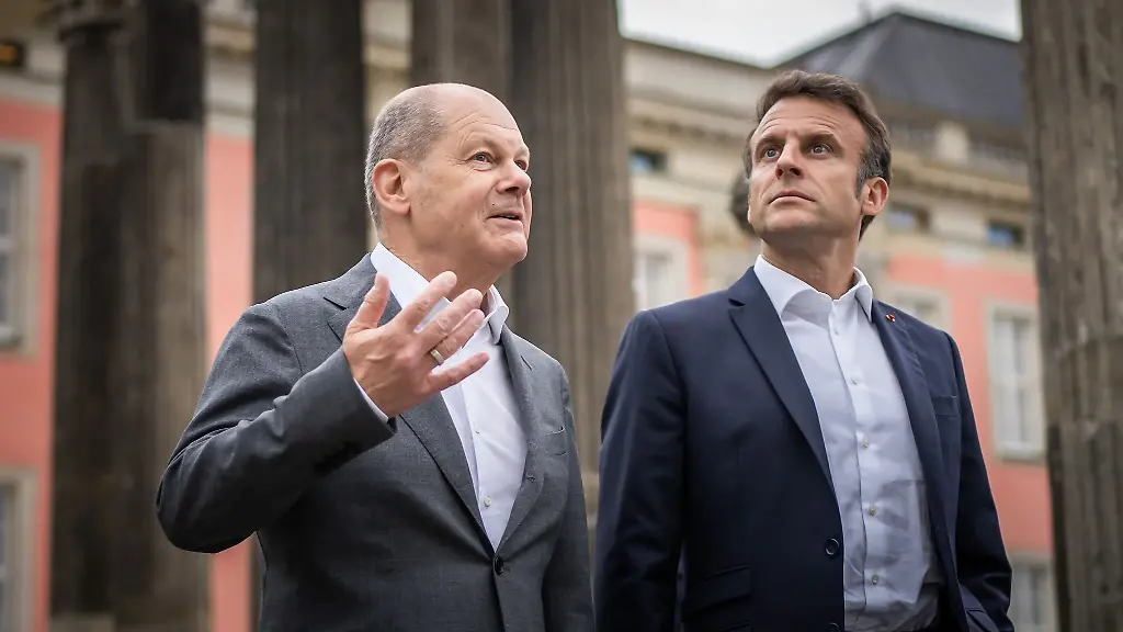 Bundeskanzler-Olaf-Scholz-l-der-sonst-fuer-Emmanuel-Macron-der-wichtigste-Gespraechspartner-in-Berlin-ist-hat-diesmal-nur-eine-Nebenrolle