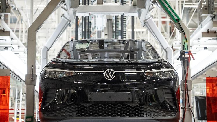 Deutsche Automobilunternehmen erwirtschaften 49 Prozent ihres Gesamtumsatzes mit Kunden außerhalb der Eurozone.