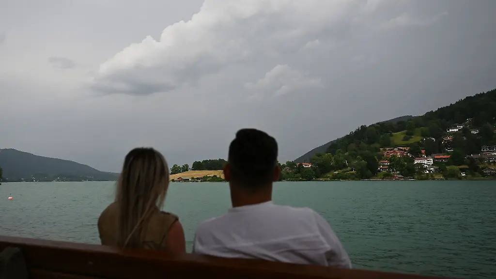 Ein-Paar-betrachten-die-Wetterveraenderung-ueber-dem-Tegernsee