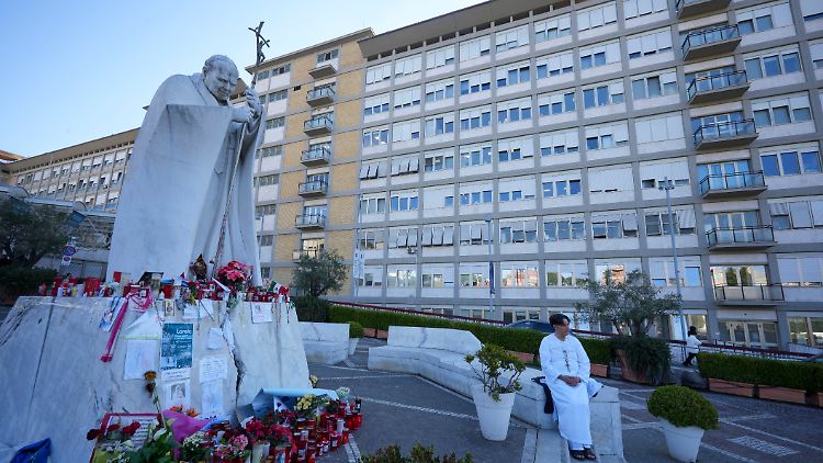Sie beten für ihr Oberhaupt: Katholiken vor dem Krankenhaus, in dem Franziskus behandelt werden.