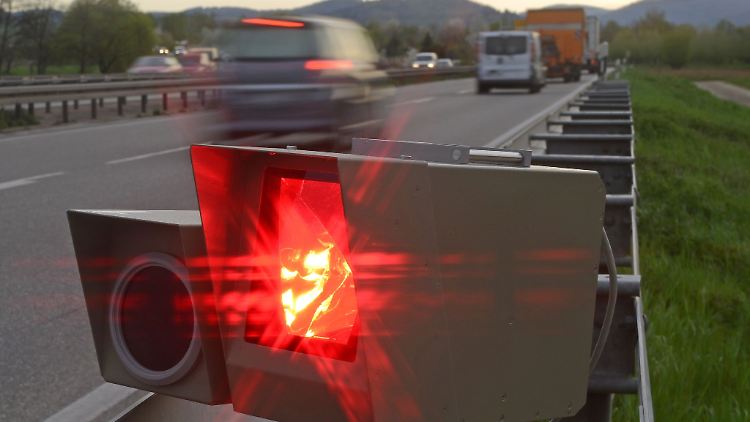 "BItte recht freundlich": Wer sich an alles hält, was entlang der Straße angezeigt wird, dürfte auch nicht geblitzt werden.
