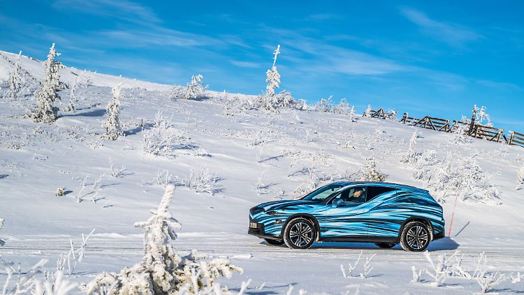 An der Silhouette erkennt man den Mercedes GLC durchaus, aber die Form bleibt bislang verborgen. Im Laufe des Jahres wird man mehr erfahren.