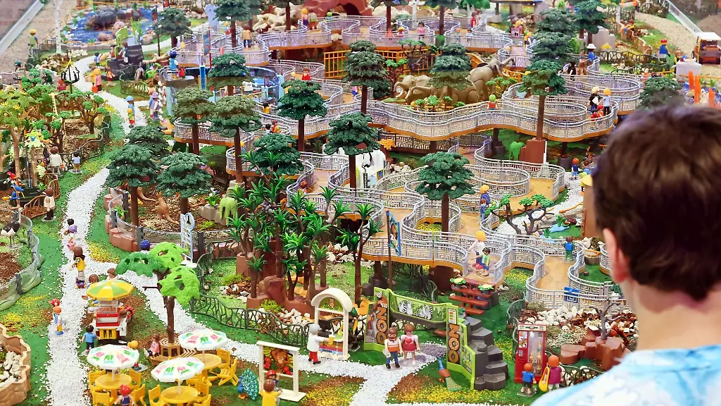 In-der-Eislaufhalle-Baiersbronn-ist-ein-Playmobil-Diorama-zum-Thema-zoologischer-Garten-zu-sehen