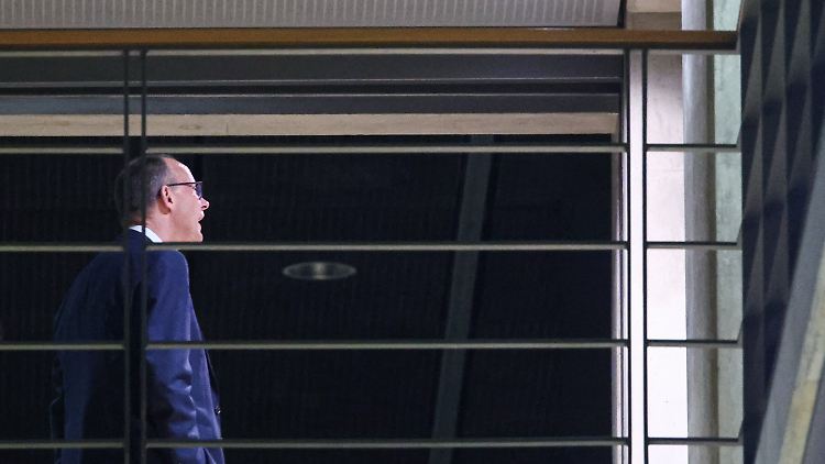 CDU-Chef Merz verlässt am Donnerstag das Jakob-Kaiser-Haus in Berlin nach den Sondierungsgesprächen mit der SPD. 